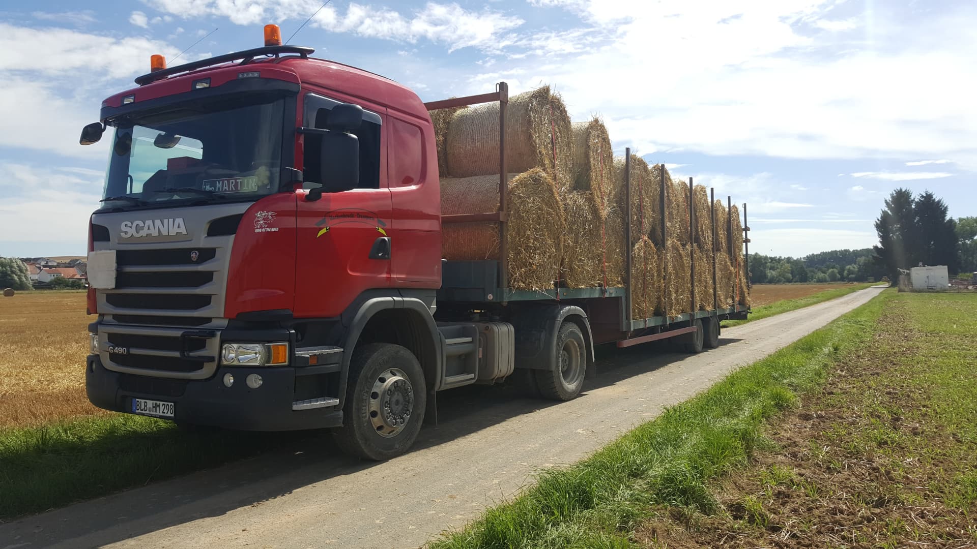 Scania von Hackenbracht-Transporte mit Ladung auf einem Feldweg