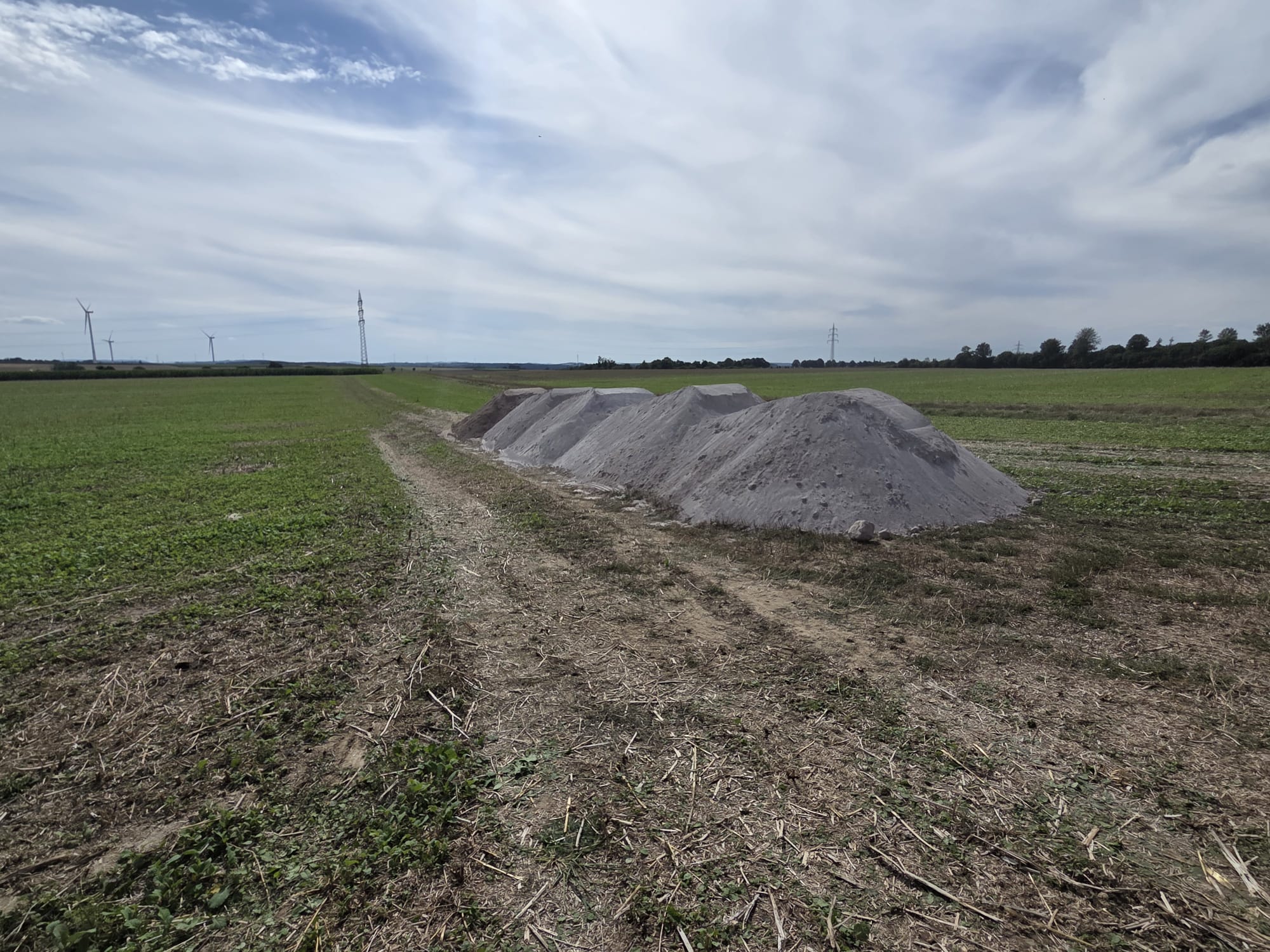 Kalkhaufen auf einem Feld bereit zum Ausbringen